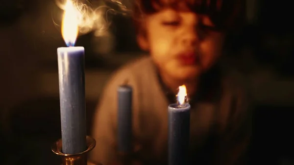 Kind Bläst Kerzenschein Zeitlupe Kind Bläst Feuerkerze Wunschvorstellung — Stockfoto