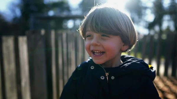 Ein Kleiner Junge Lacht Und Lächelt Glückliche Kindergesicht Nahaufnahme Steht — Stockfoto