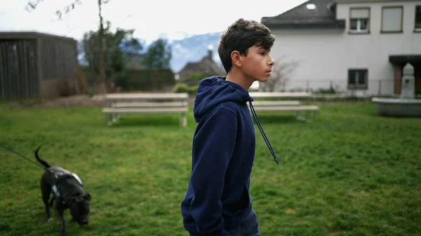 Ευγενικός Όμορφος Έφηβος Που Περπατάει Μπροστά Στο Πάρκο Εντοπισμός Στιγμιότυπου — Φωτογραφία Αρχείου