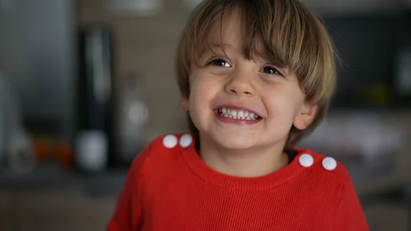Portret Van Een Gelukkig Jongetje Dat Glimlacht Naar Camera Authentiek — Stockfoto