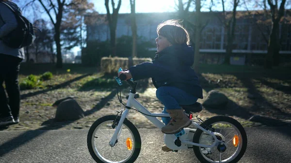 Дитячий Велосипед Вулиці Під Час Сонячного Осіннього Сезону Одна Дитина — стокове фото