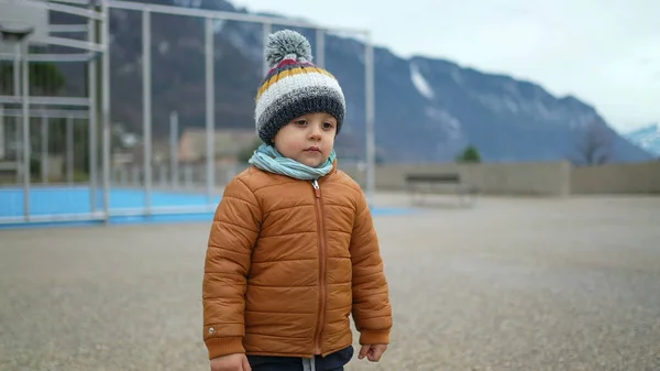 Liten Pojke Står Ute Parken Vintersäsongen Bär Mössa Halsduk Och — Stockfoto