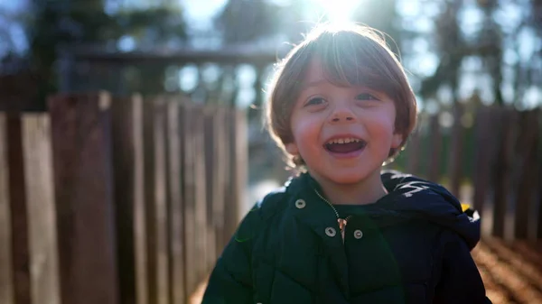 1人の愛らしい幸せな子供は 晴れた秋の日に笑って外で笑っています 楽しいですハンサムな子供の肖像本物の人生の笑顔と笑い — ストック写真