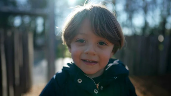 Retrato Uma Criança Bonita Sorrindo Para Câmera Lado Fora Durante — Fotografia de Stock