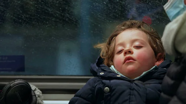 Śliczny Chłopczyk Śpiący Metrze Dziecko Śpiące Kolanach Matki Zbliżenie Twarzy — Zdjęcie stockowe