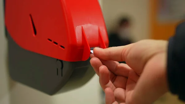 Bekleme Makinesi Nin Kapanışı Müşteri Şeker Makinesinde Numaralandırılmış Bir Bilet — Stok fotoğraf