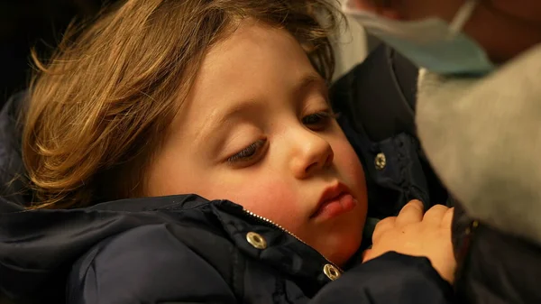 Criança Cansada Colo Mãe Enquanto Viaja Trem Closeup Retrato Rosto — Fotografia de Stock