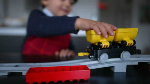 Один Маленький Хлопчик Грає Іграшкою Поїзді Дитяча Рука Штовхає Пластиковий — стокове фото