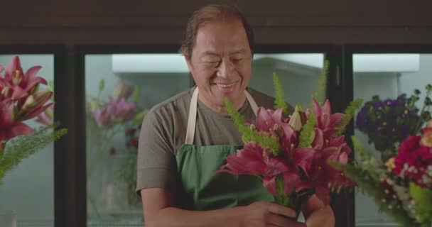 Masculino Japonês Empregado Buquê Artista Criação Arranjo Flores Para Entrega — Vídeo de Stock