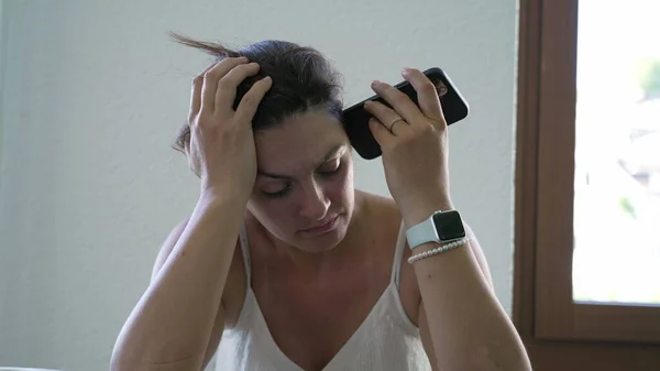 Pessoa Ouvindo Mensagem Áudio Com Dispositivo Smartphone Ouvido Mulher Segurando — Fotografia de Stock