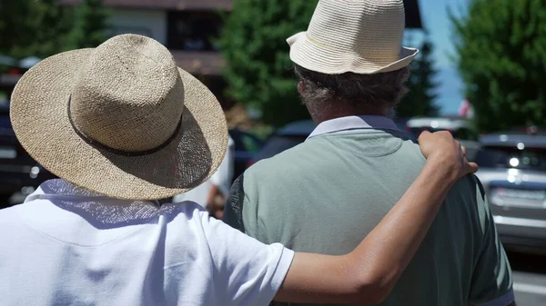 Zurück Von Großvater Und Enkel Die Zusammen Panamahüte Tragen Teenager — Stockfoto