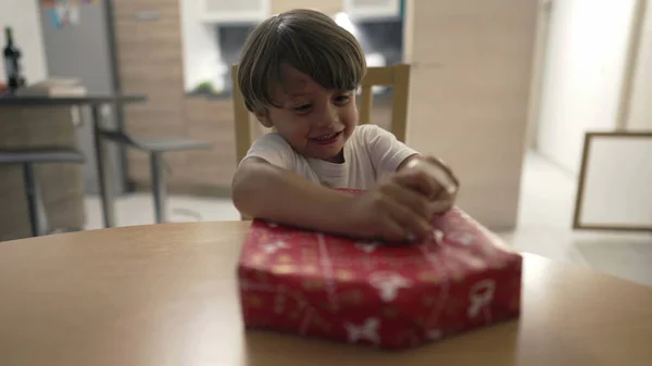 Дитяче Відкриття Подарунок Один Маленький Хлопчик Завантажує Подарунок — стокове фото