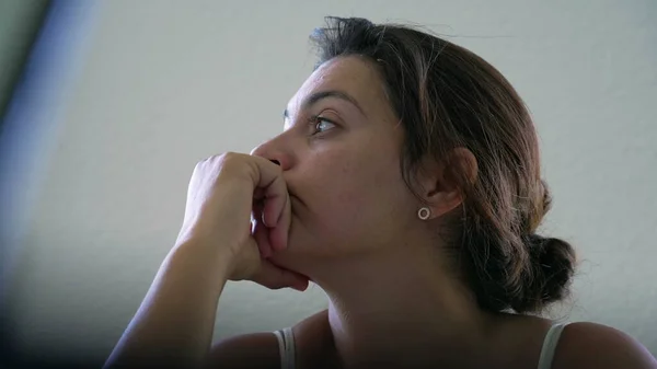 Una Mujer Pensativa Pensando Dilema Rostro Cercano Persona Pensando Contemplación — Foto de Stock