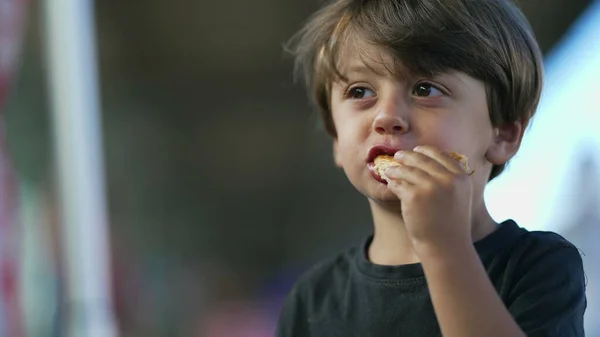 Menino Pequeno Bonito Comendo Pedaço Pão Fora Criança Come Lanche — Fotografia de Stock
