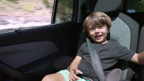 Jeden Szczęśliwy Mały Chłopiec Siedzący Tylnym Siedzeniu Samochodu Uśmiechnięty Kamery — Zdjęcie stockowe