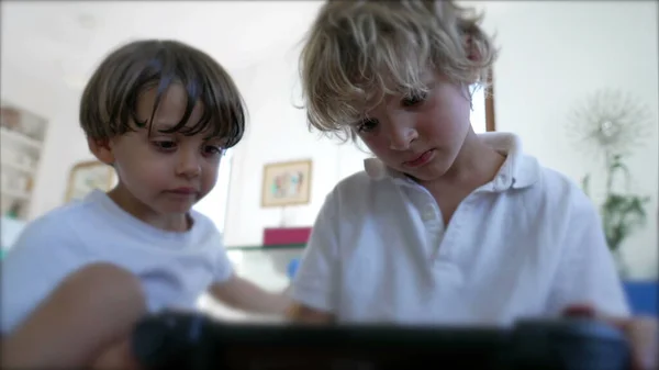 Gyerekek Videojáték Konzol Képernyője Előtt Kistestvér Nézi Idősebb Testvér Játék — Stock Fotó