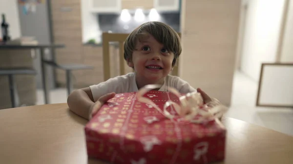 Дитяче Відкриття Подарунок Один Маленький Хлопчик Завантажує Подарунок — стокове фото