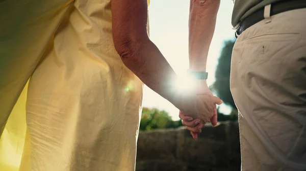两个老年人手牵手站在室外阳光下 老夫妇手牵手在一起 复原力 爱和支持概念 — 图库照片