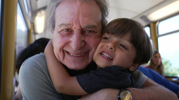 Neto Abraçando Avô Enquanto Viaja Trem Férias Criança Abraça Bochecha — Fotografia de Stock