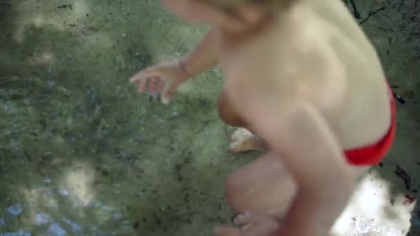 Dziecko Skaczące Wody Bosaka Beztroski Moment Dzieciństwa Małego Chłopca Bawiącego — Wideo stockowe