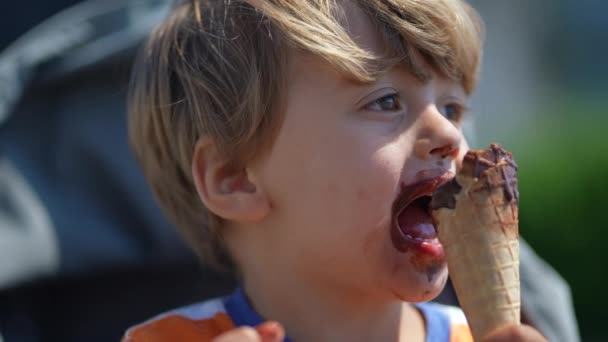 子供のアイスクリームコーンスナックを食べる 子供の肖像画の顔はデザートを食べる — ストック動画