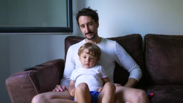 Ojciec Syn Kochają Czuły Związek Domowej Sofie Dziecko Siedzące Kolanach — Wideo stockowe