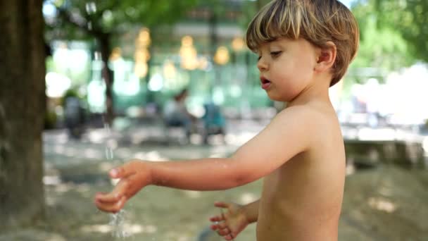 Child Washing Hands Body Public Water Park Fountain Hot Summer — Stock Video