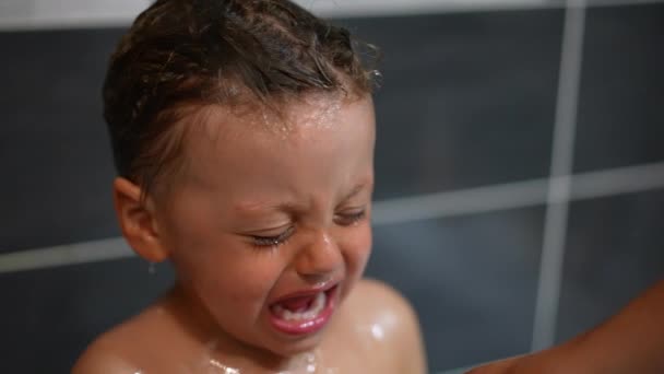 Kąpiel Jednego Płaczącego Zdenerwowanego Chłopca Pod Prysznicem Zły Mały Chłopiec — Wideo stockowe