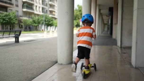 Ragazzino Guida Uno Scooter Fuori Strada Indossando Casco Blu Bambino — Video Stock