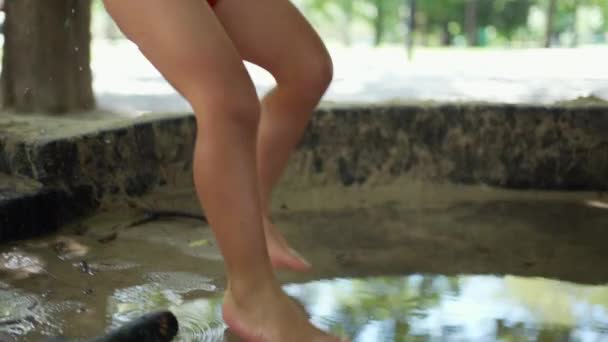Criança Feliz Pulando Poça Água Parque Durante Dia Ensolarado Verão — Vídeo de Stock