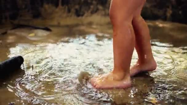 Nogi Nogi Dziecka Spacerujące Kałuży Wody Błotem Boso Letni Dzień — Wideo stockowe