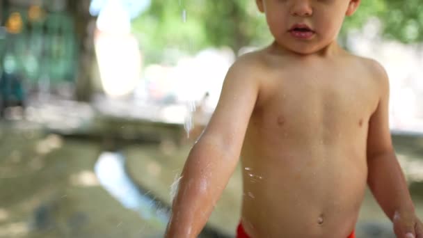 Mały Chłopiec Myje Ręce Ręce Zewnątrz Podczas Upału Woda Orzeźwiająca — Wideo stockowe