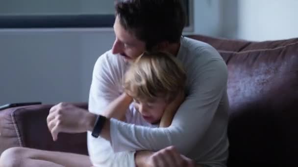 家庭で息子を抱く父 本物の実生活の親の愛と愛情を与えた 父親の生活様式 — ストック動画