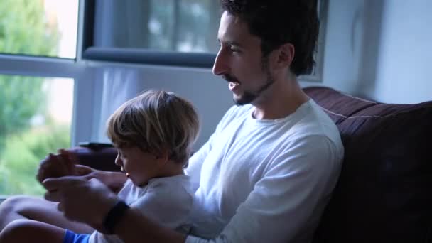 Papá Aplaudiendo Los Niños Padre Hijo Unidos Sentados Sofá Casa — Vídeos de Stock