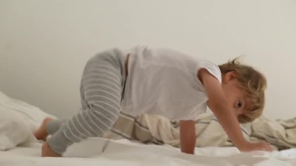 Băieţelul Jos Din Pat Dimineaţa Copilul Care Poartă Pijamale Începe — Videoclip de stoc