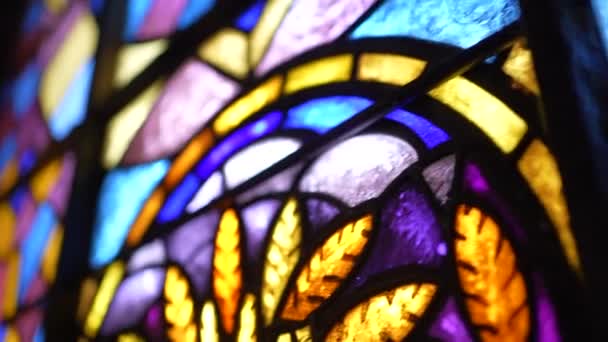 Belos Detalhes Vidro Manchado Dentro Catedral Igreja Católica Arte Religiosa — Vídeo de Stock
