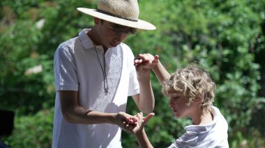 Kardeşler birbirleriyle savaşıyor. Büyük ve küçük kardeş dışarıda kavga ederler. Erkek kardeşler kavga eder.