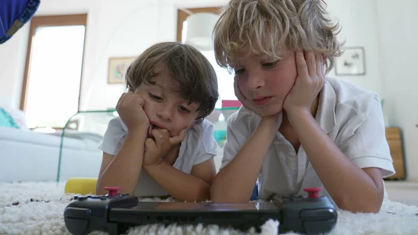 Πορτρέτο Των Δύο Παιδιών Βλέποντας Περιεχόμενο Απευθείας Σύνδεση Στο Tablet — Φωτογραφία Αρχείου