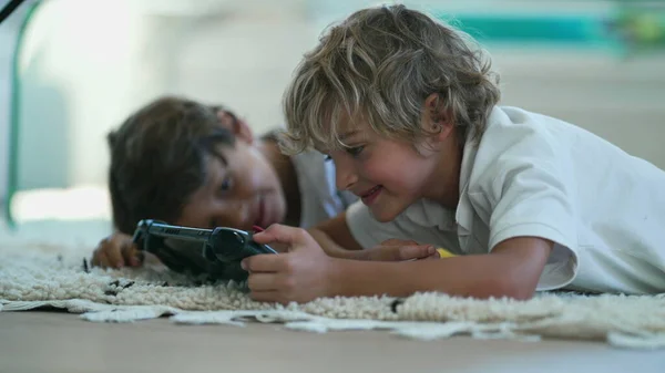 Ritratto Gioioso Bambino Che Tiene Dispositivo Tablet Sdraiato Sul Pavimento — Foto Stock