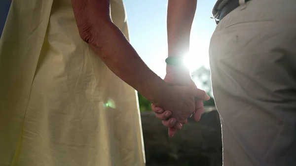 シニア夫婦の手を一緒に太陽のフレアで屋外に立って開催された 愛とサポートの高齢者の閉鎖 — ストック写真