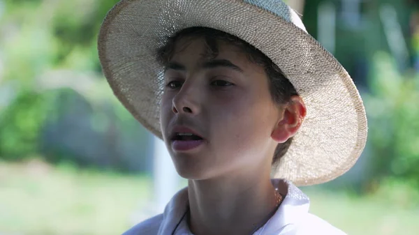 Portrait Jeune Garçon Préadolescent Portant Chapeau Panama Debout Extérieur Par — Photo