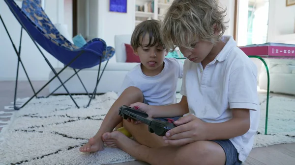 Νεότερος Αδελφός Αναζητούν Μεγαλύτερα Αδέλφια Παίζουν Βιντεοπαιχνίδι Στην Κονσόλα Οθόνης — Φωτογραφία Αρχείου