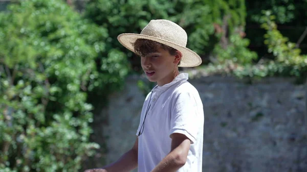 Ένα Έφηβο Αγόρι Που Φοράει Μοντέρνο Καπέλο Του Παναμά Και — Φωτογραφία Αρχείου