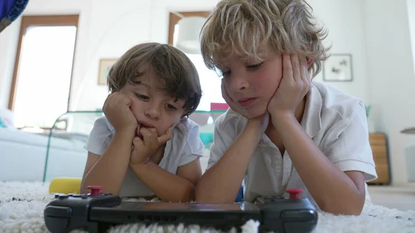 Πορτρέτο Των Δύο Παιδιών Βλέποντας Περιεχόμενο Απευθείας Σύνδεση Στο Tablet — Φωτογραφία Αρχείου
