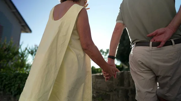 Casamento Sênior Mãos Casal Realizada Livre Com Erupção Solar Close — Fotografia de Stock