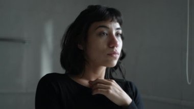 Banyo aynasının önünde durup kendi yansımasına bakan hoş, Latin bir genç kadın. Yakın plan Latin kız yüzü.