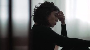 Pişman olan kişi. Yerde oturan genç bir kadın akıl hastalığından muzdarip travmayı hatırlıyor.