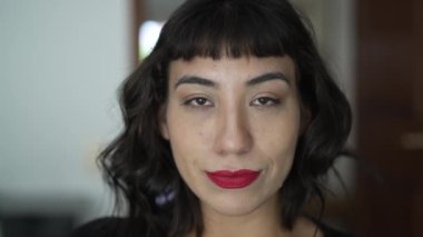 Yerli kökenli, Brezilyalı genç bir kadının portresi. Kırmızı ruj süren Latin bir İspanyol.