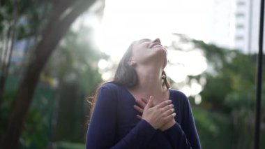 Minnettar kadın göğsünün dışında duruyor. Mutlu ve özgür hissediyor.