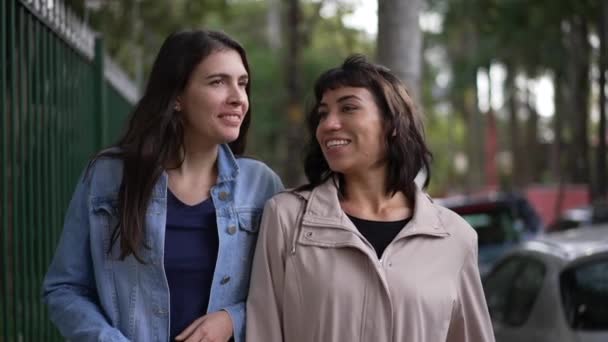 Två Kvinnliga Vänner Skvallrar När Går Gatan Tillsammans Flickvänner Samtal — Stockvideo